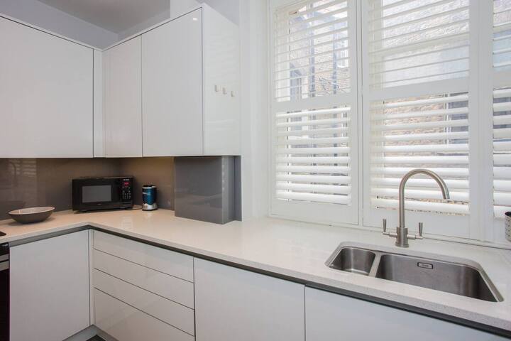 Homely Modern Apartment in South Kensington gallery image 4