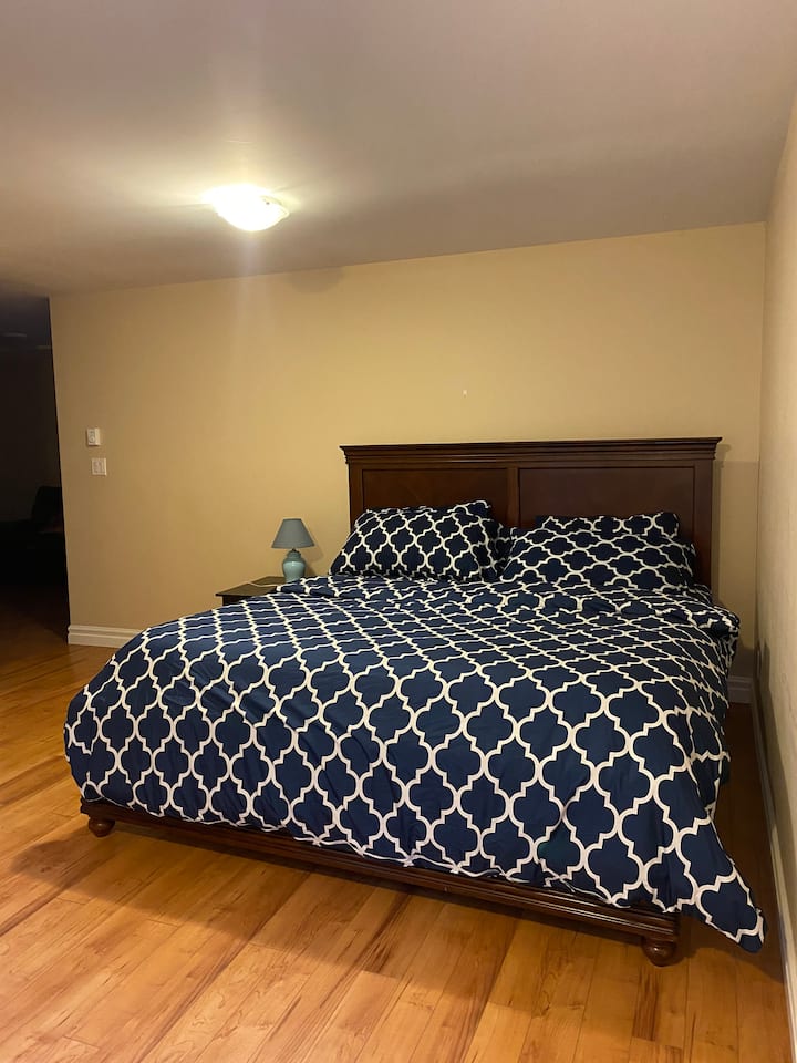 Dormitorio con una cama tamaño king