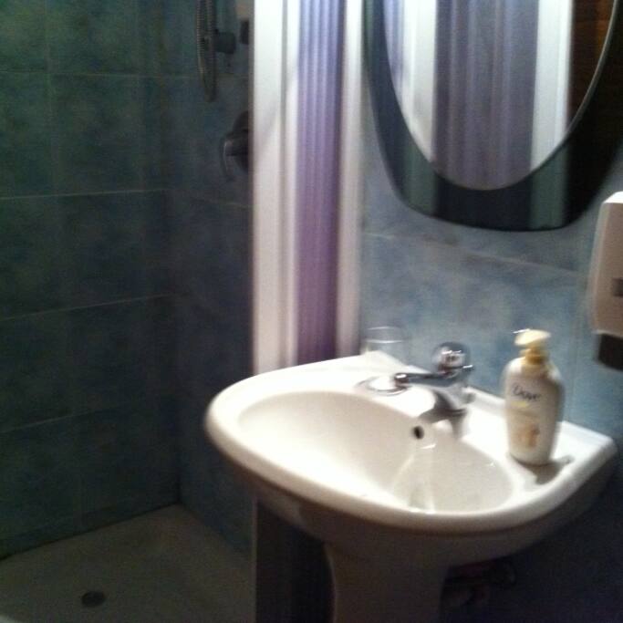 Bath whith shower