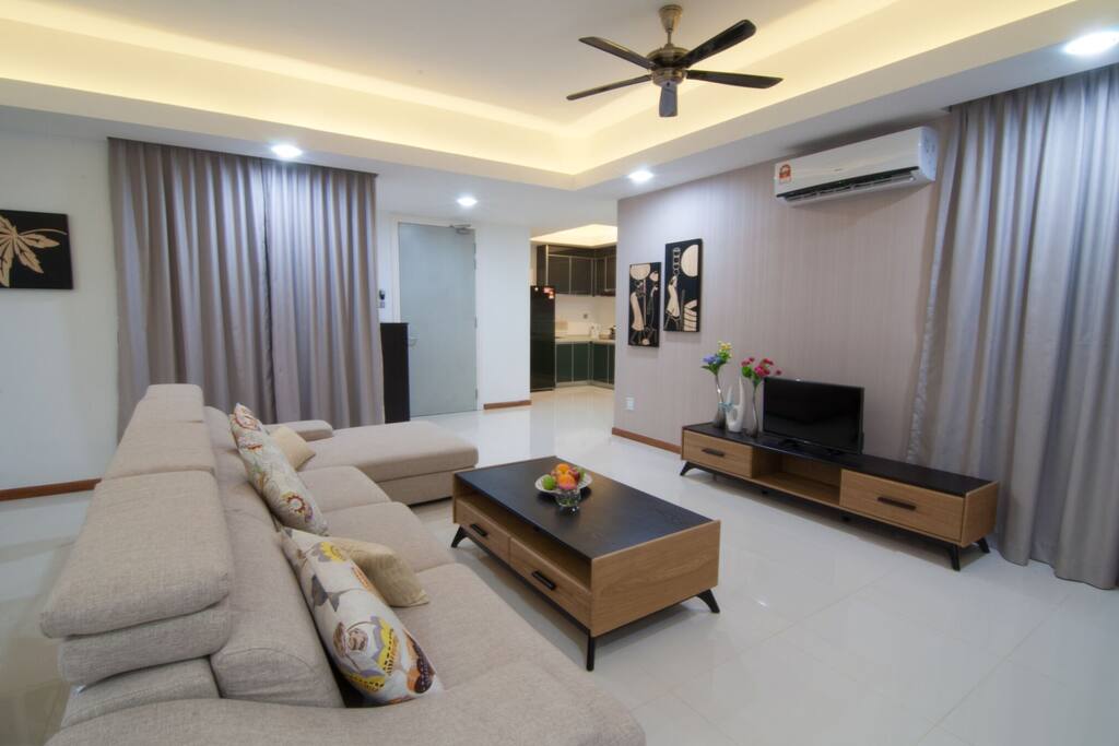 COZY & SPACIOUS LIVING ROOM