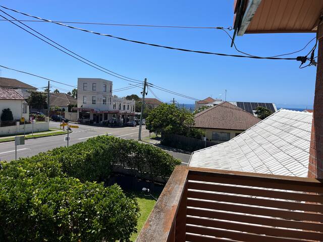 Huge four bedroom beach house. Parking on site. gallery image 3