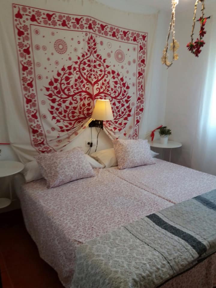 Dormitorio con ventilador de techo