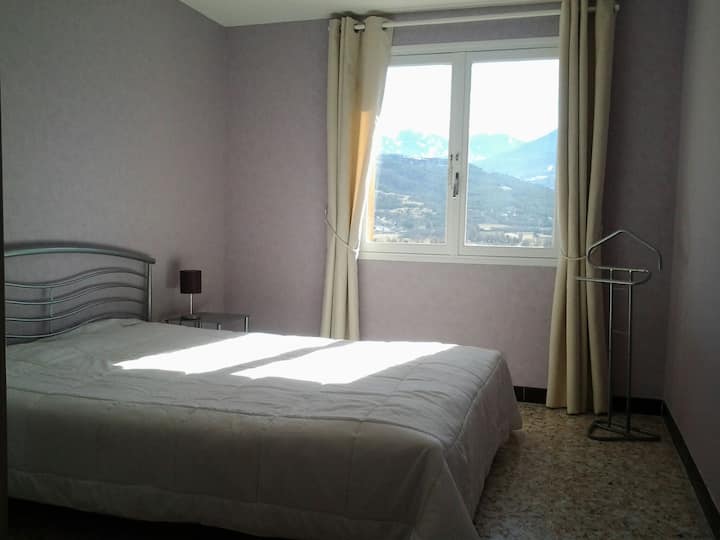 غرفة ذات إطلالة وسرير 160 سم ومكتب (مضاف بعد ذلك) وخزانة ملابس