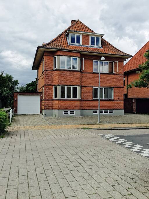 House from the outside! Electronic garage to the left is ours.
