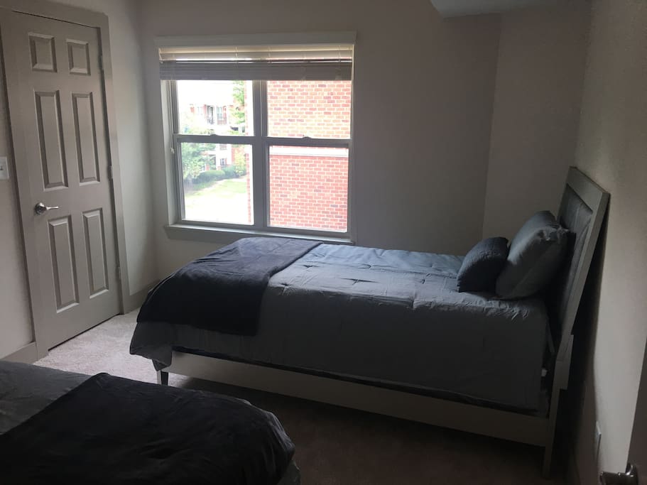 Guest Bedroom - 2 Twin Beds