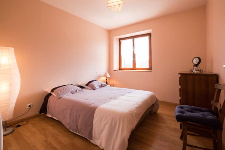 habitación orientada al sur
frente a la montaña