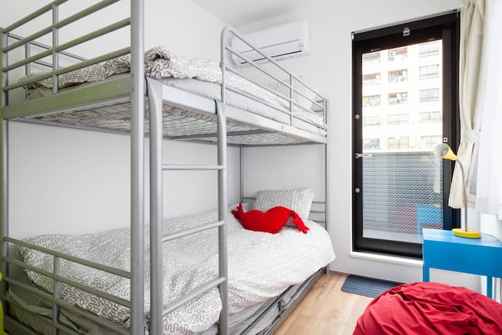 ห้องนอน 3 - เตียงสองชั้นและชั้นบนสุดเหมาะสำหรับทั้งผู้ใหญ่และเด็ก