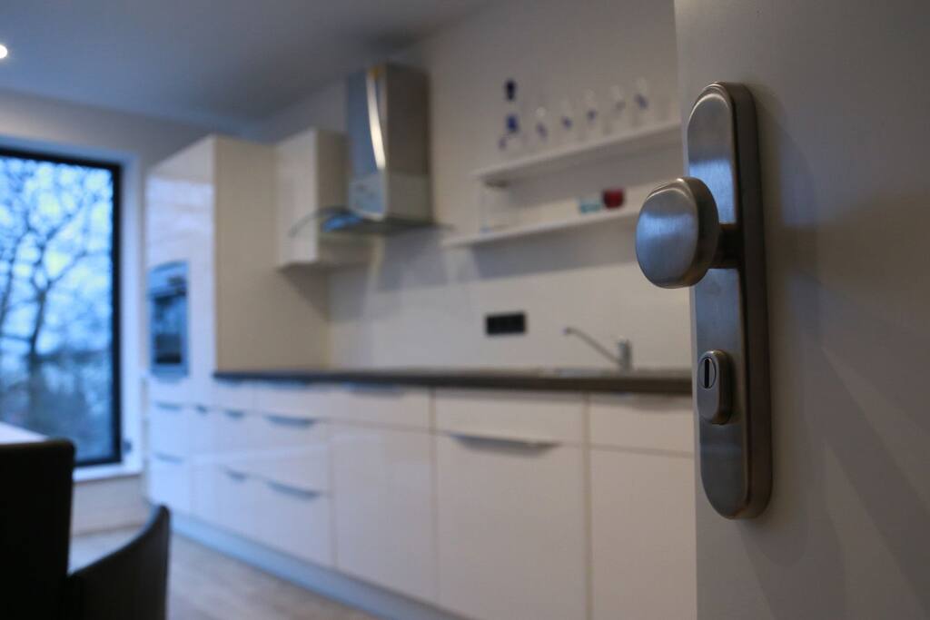 Eingang zur Wohnung. Blick auf die moderne vollausgestattete Küche