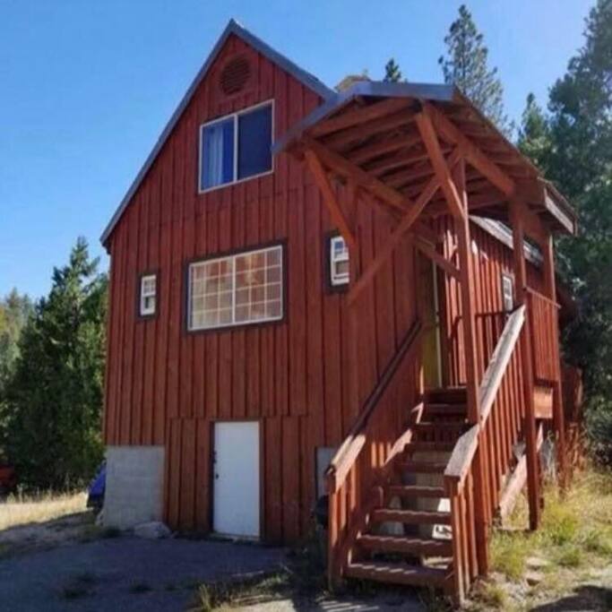 Historic 2 story Cabin with moutain views Cabins for Rent in