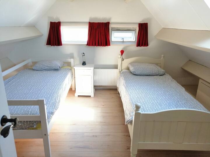 De slaapkamer met twee bedden