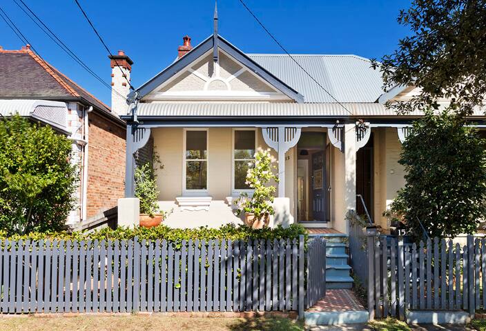 4 bedroom family beach house, Manly gallery image 2