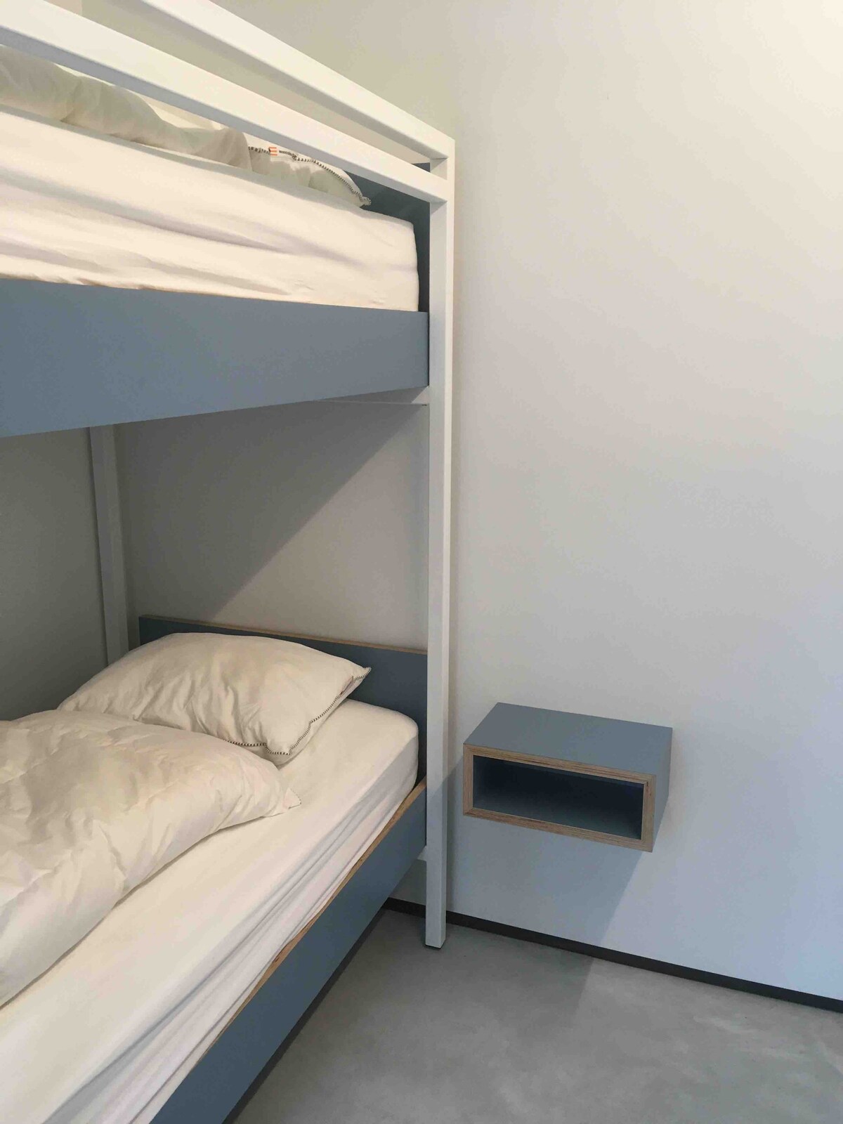 חדר שינה 2 עם מיטת קומותיים וכניסה ישירה לגינה...