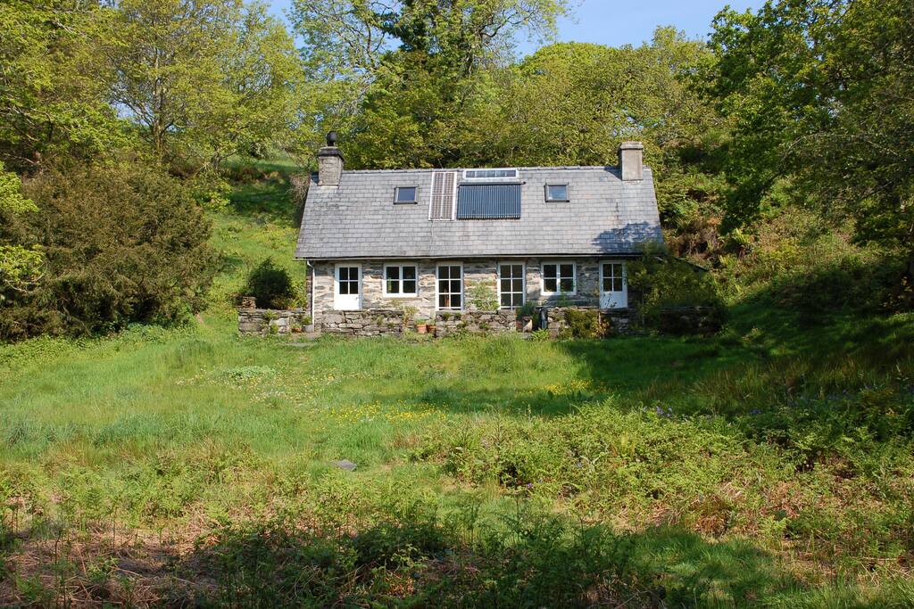 Secluded cottage set in 30 acres Cottages for Rent in Maentwrog
