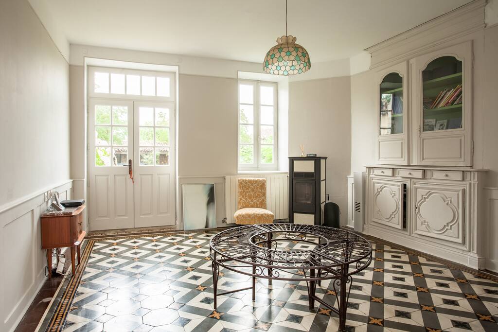 Le salon d'entrée, entre patio et jardin.