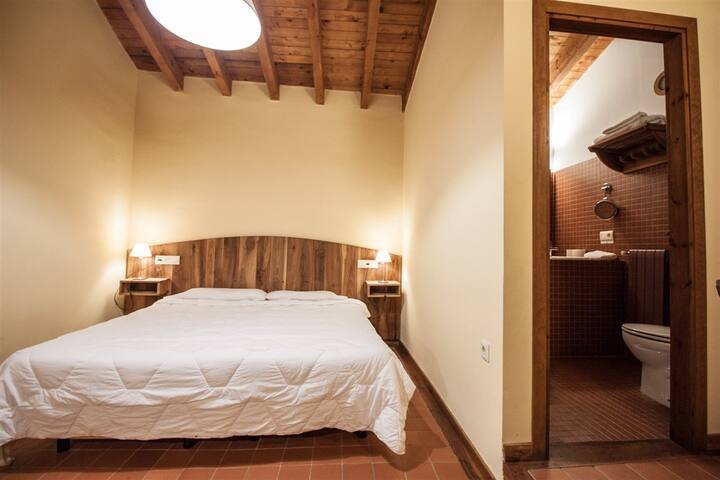 Espectacular masía con piscina y enorme jardín gallery image 5