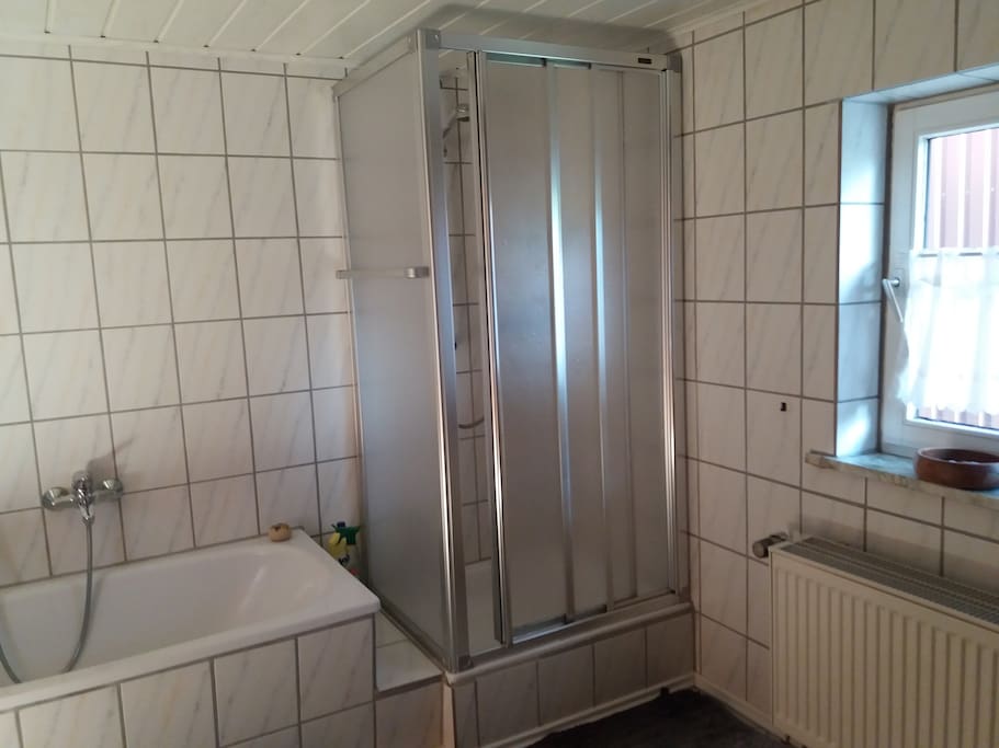 Badezimmer mit Dusche und Badewanne
