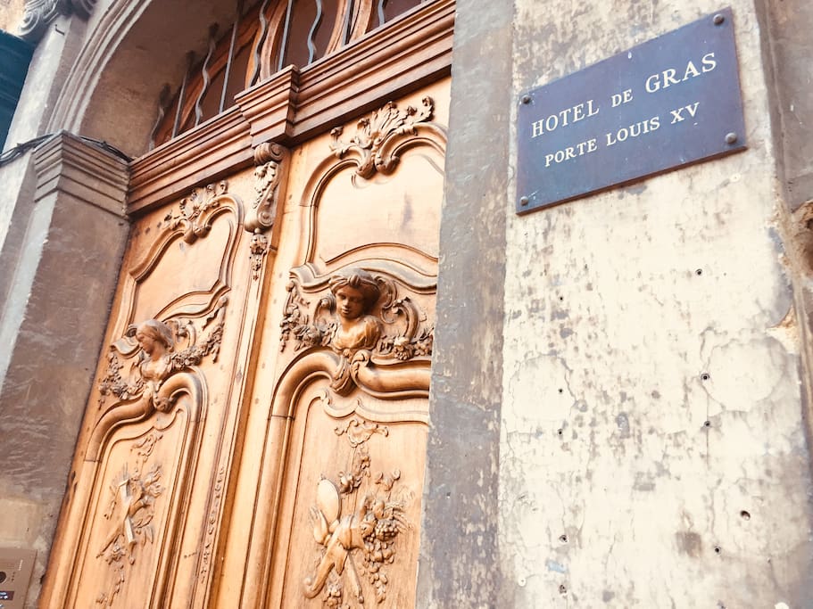 Studio situé au 4e et dernier étage d'un ancien hôtel particulier de la place des Prêcheurs. // The apartment is located on the 4th floor of a former private mansion in the heart of historic center.