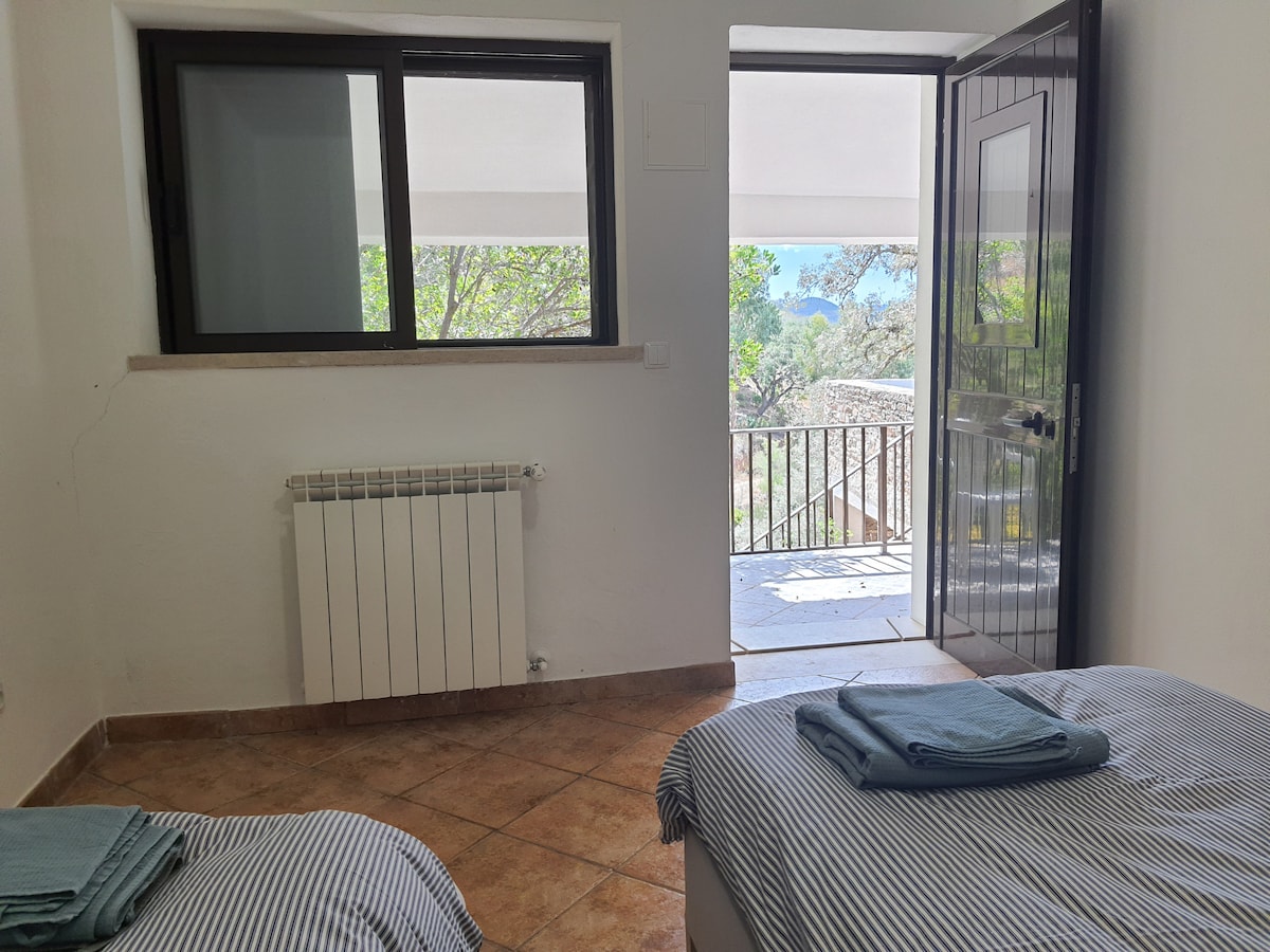 Dhomë e dytë me 2 krevate tek dhe tualet privat.