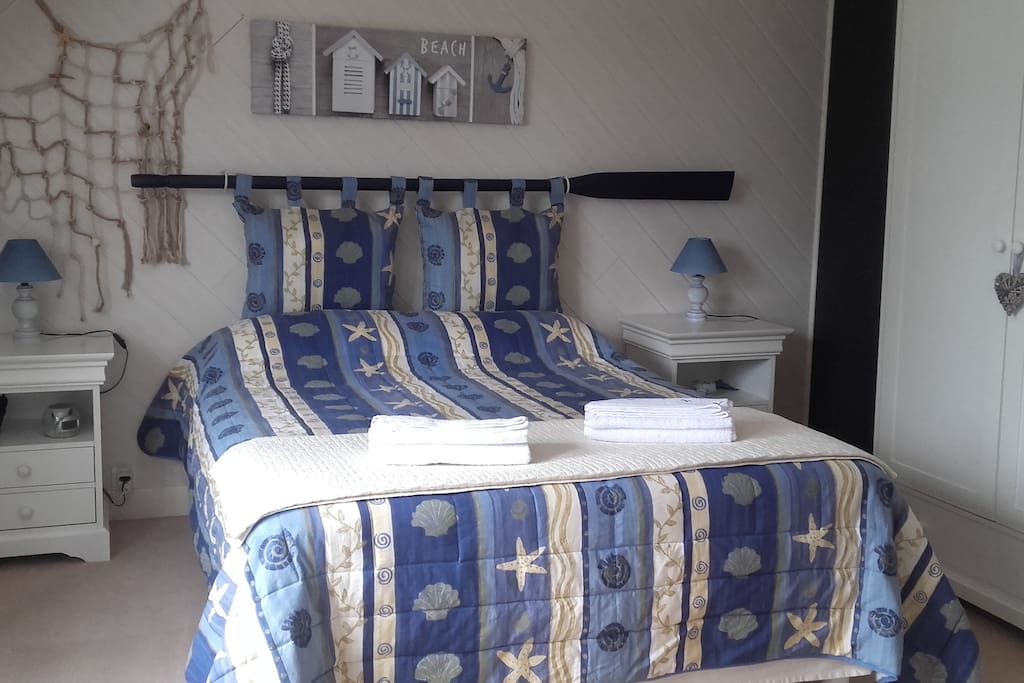 Chambre "ARMOR" lit 140 avec s. d'eau. Vue jardin