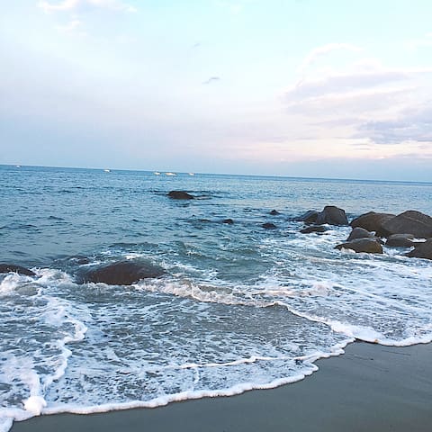 The Lil' B & B (Bed and Beach) 7 min walk to BEACH