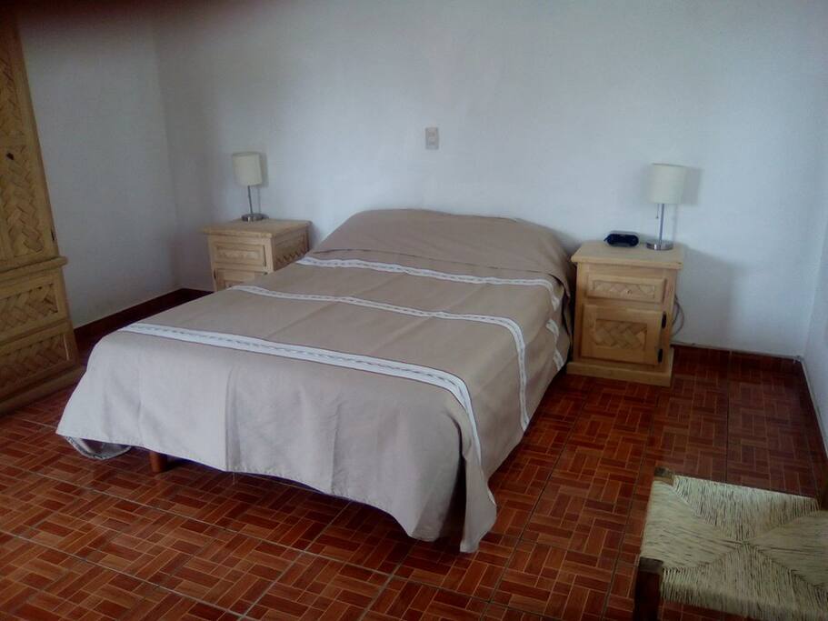 La cama, buros y lámparas de mesa