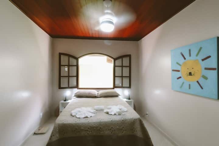 ソーシャルバスルームの目の前にある真ん中の寝室。