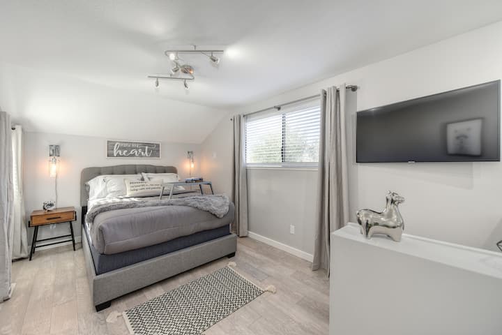 ห้องนอนลอฟท์พร้อมเตียงควีนไซส์ ที่นอนซิมมอนส์พลัชบิวตี้เรสต์สุดหรูใหม่เอี่ยม - (นอนได้ 2 คน)