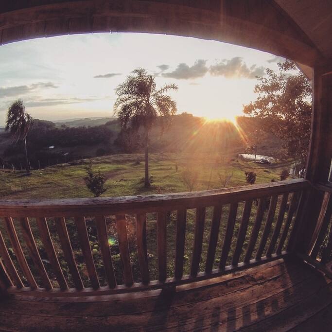 Sacada com vista para o pôr do sol no quarto compartilhado