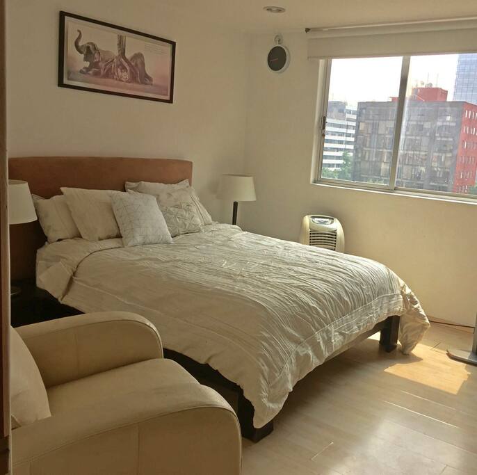 habitación privada y luminosa con una cómoda cama Queen size