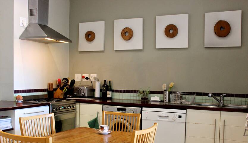 Spacious, open-plan home, perfect for relaxing in. gallery image 4