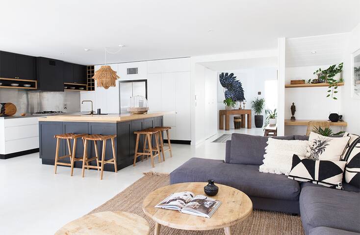 Bay Lane Penthouse-Main Beach 100m