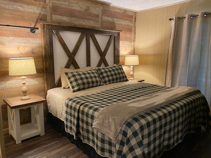 מיטת קינג סייז עם אח חשמלית