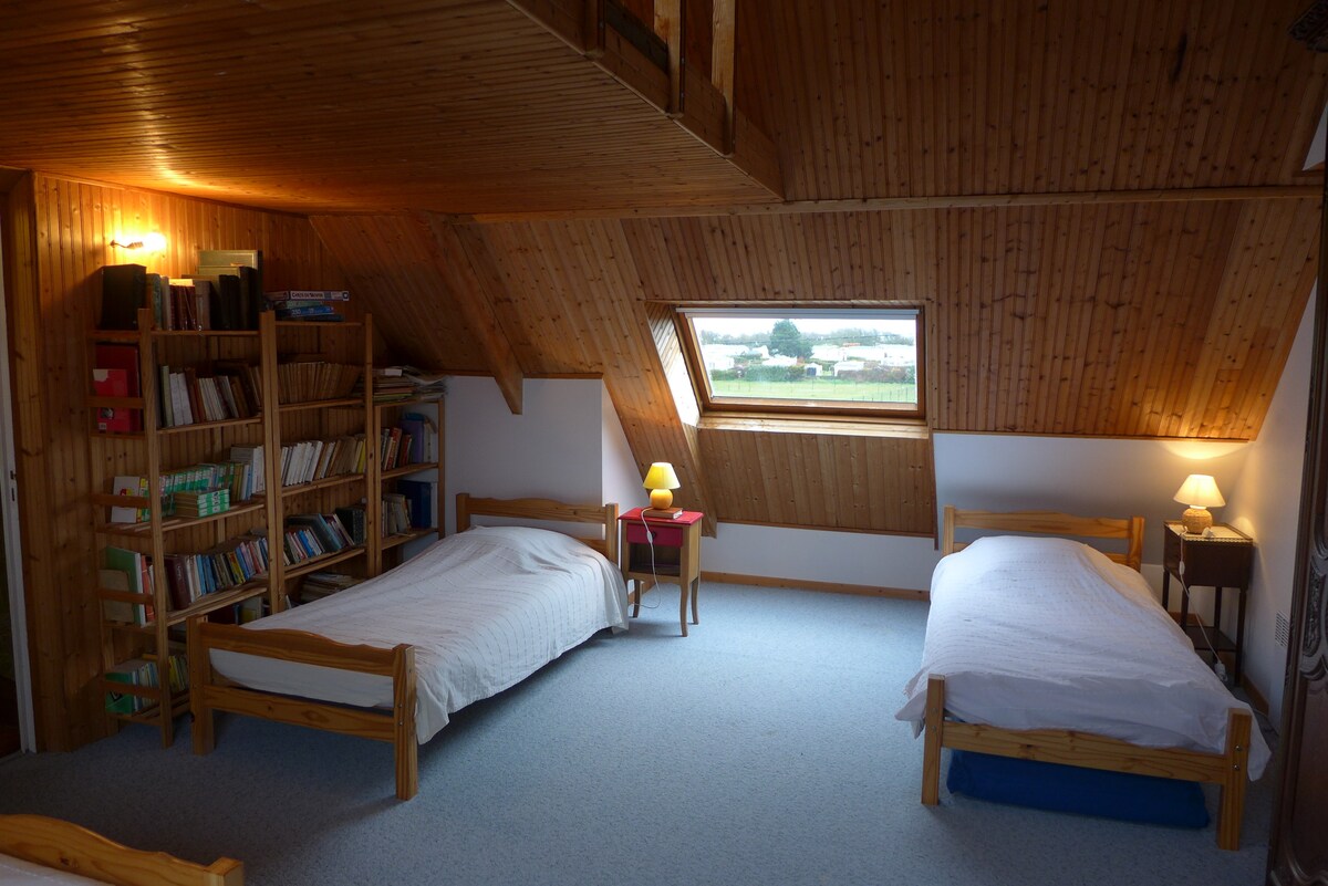 kat: velika spavaća soba, 3 kreveta za jednu osobu