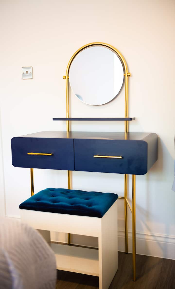 طاولة الملابس الزرقاء البحرية