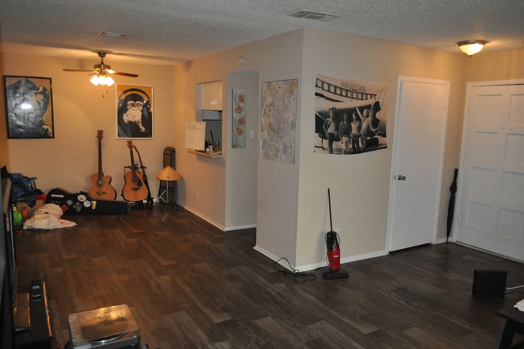 Entry/Living room pic 2