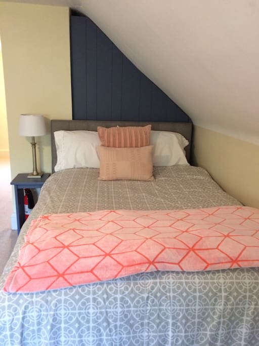 Attic guest room- full size bed