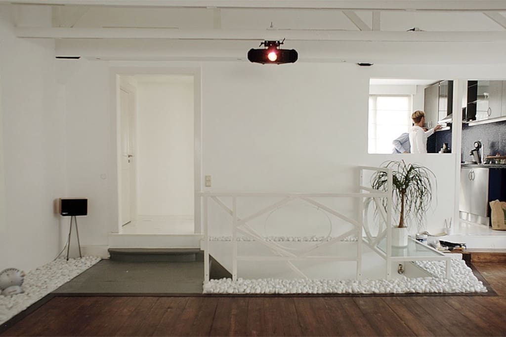 Wohnzimmer 2 Blick zum Aufgang und Küche