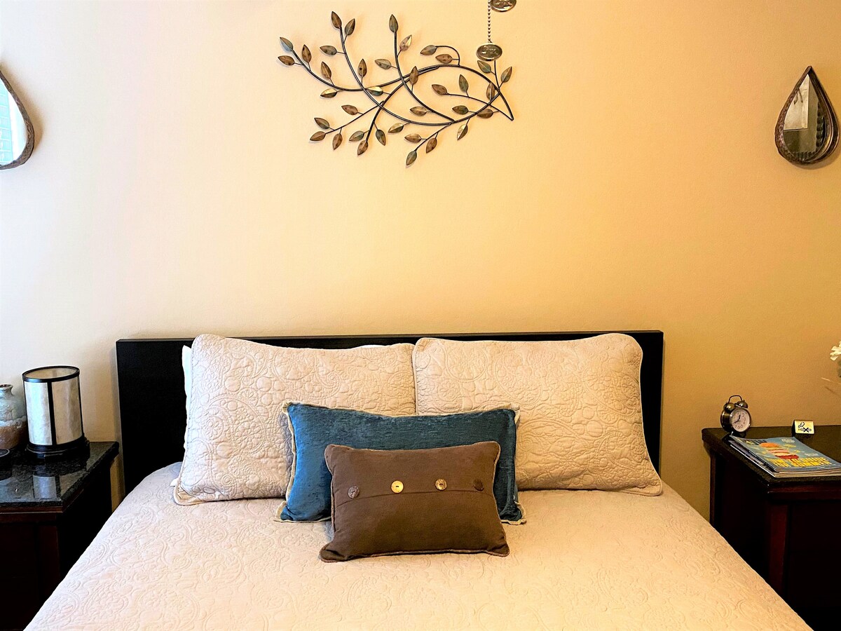 Spavaća soba 2 - prekrasan bračni krevet s noćnim ormarićima od granita
