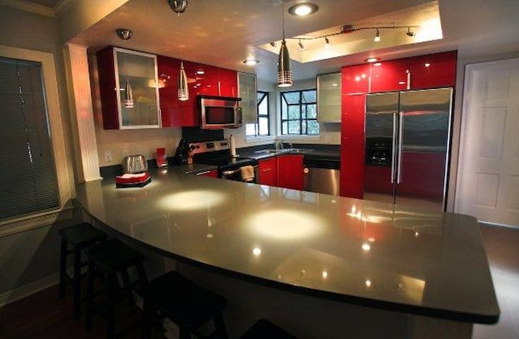 Great bungalow in perfect location!