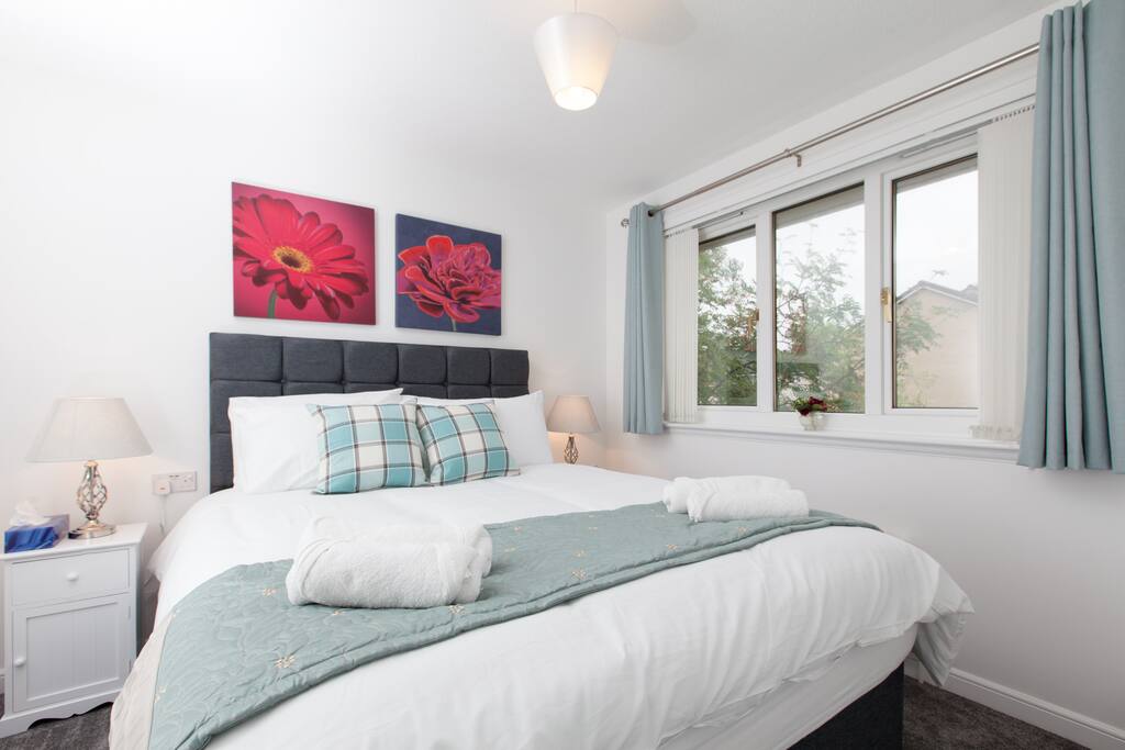 Main Bedroom- King Size Comfort on Pocket Sprung Beds