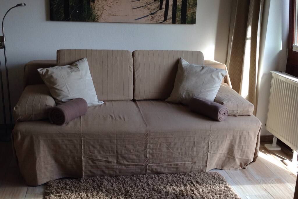 Boxspring-Schlafcouch im Wohnzimmer