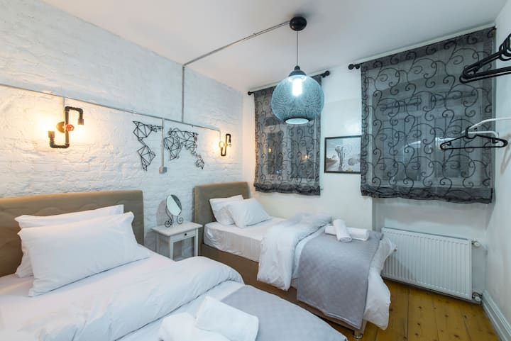 第三间卧室配有两张单人床