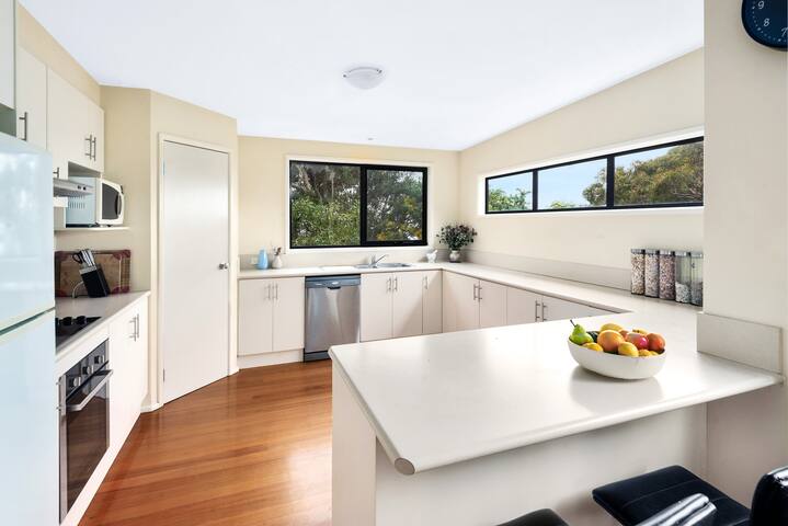 La Casa del Mar beach house with Lorne bay views gallery image 4