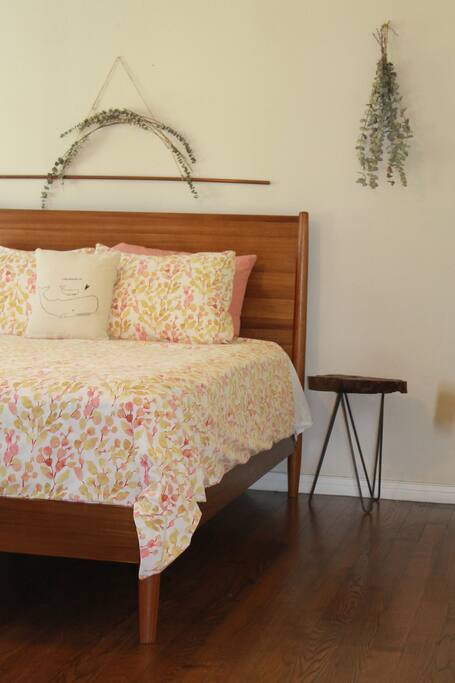 The Guestroom has hardwood floors.