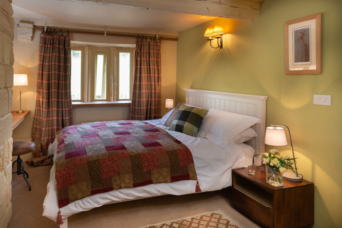 Un acogedor dormitorio cálido con cómoda cama tamaño king.