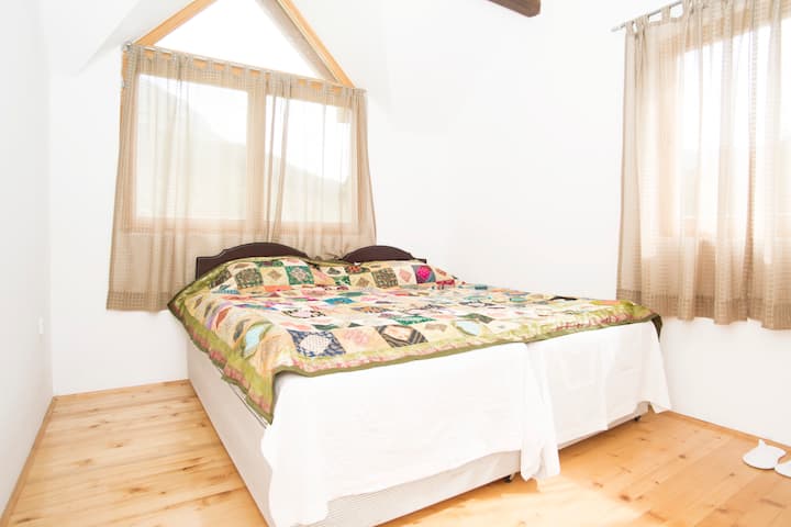 Ორი ერთადგილიანი საწოლი ადვილად განცალკევებით ან სტუმრების სურვილების გათვალისწინებით