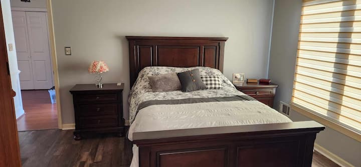 Главен брачен кревет (широк 150-179 см) на долниот кат