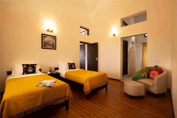 Twin საძინებელი 2 ერთადგილიანი საწოლით. Საწოლების ერთმანეთთან მიერთება შესაძლებელია სტუმრის მოთხოვნის საფუძველზე.