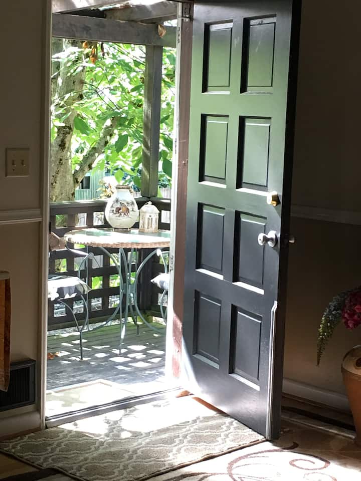 Leafy setting Charming Guest Suite