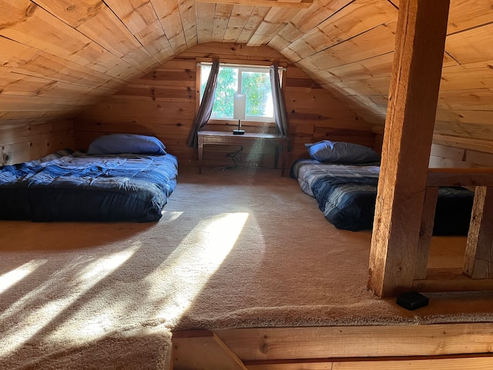 Dormitorio loft con 2 camas de una plaza